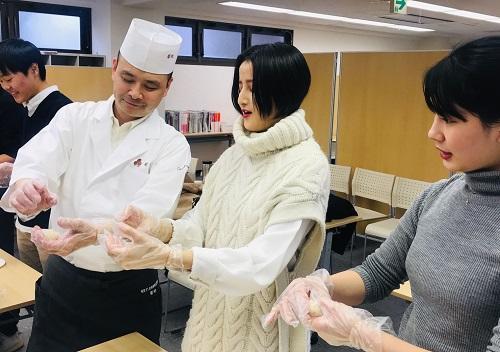 東京すし和食調理専門学校の講師にお越しいただき寿司職人体験をしましたg