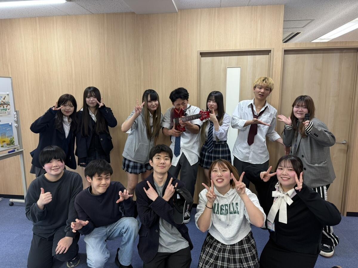 練習の成果を披露！ バンドと弾き語りで公開授業を実施しました