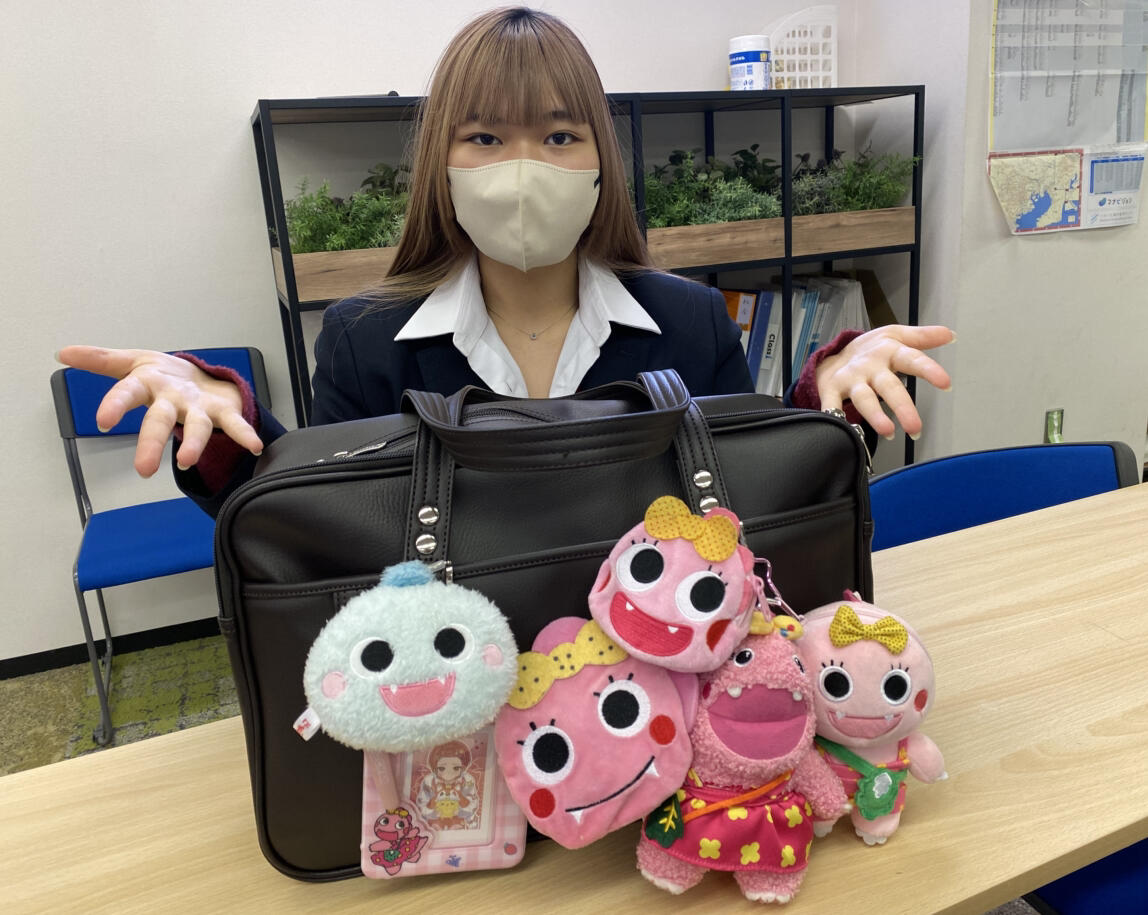 大好きなキャラクターのマスコットが沢山ついたバッグと生徒