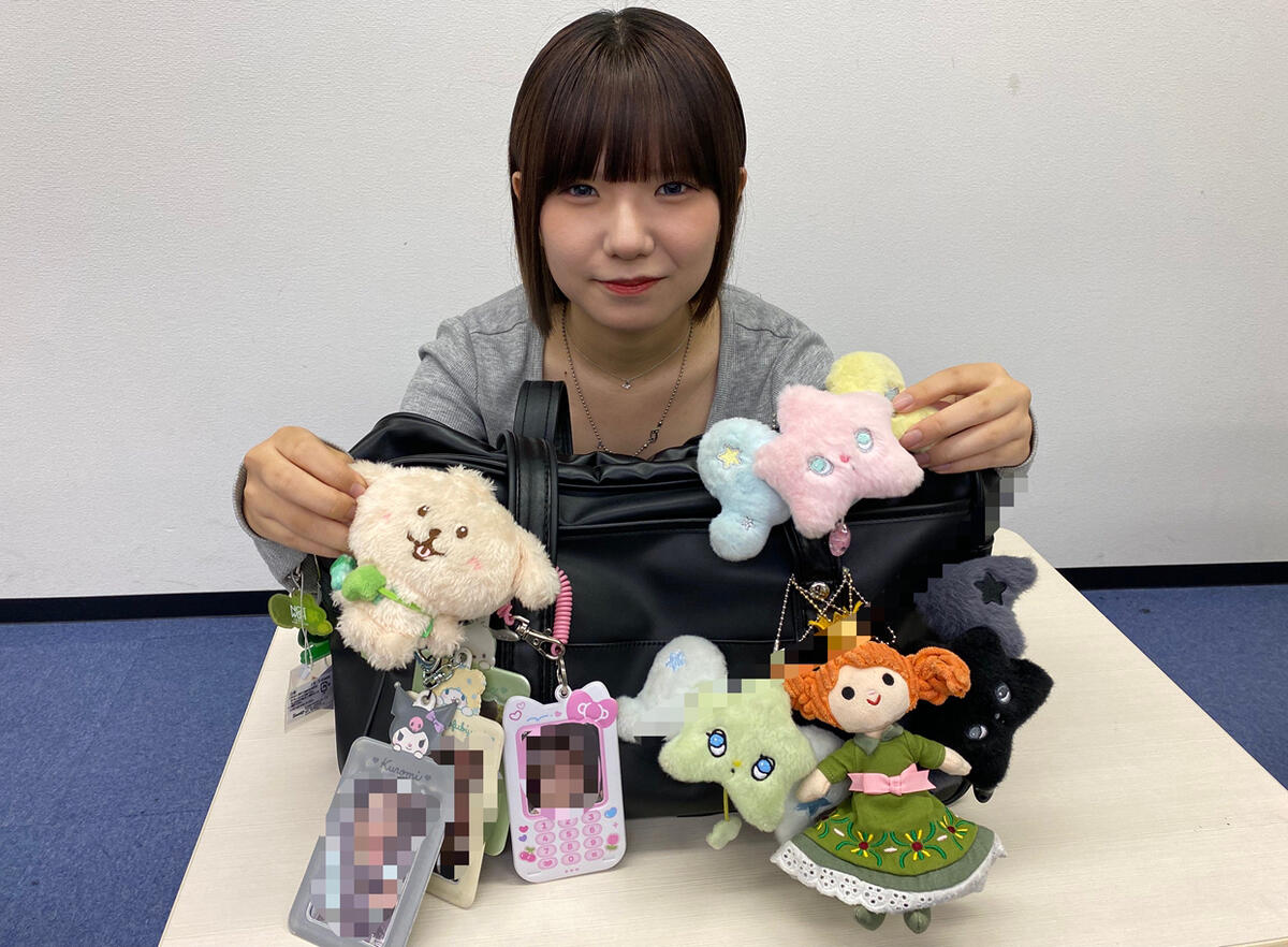 マスコットやキーホルダーがたくさんついたバッグと生徒