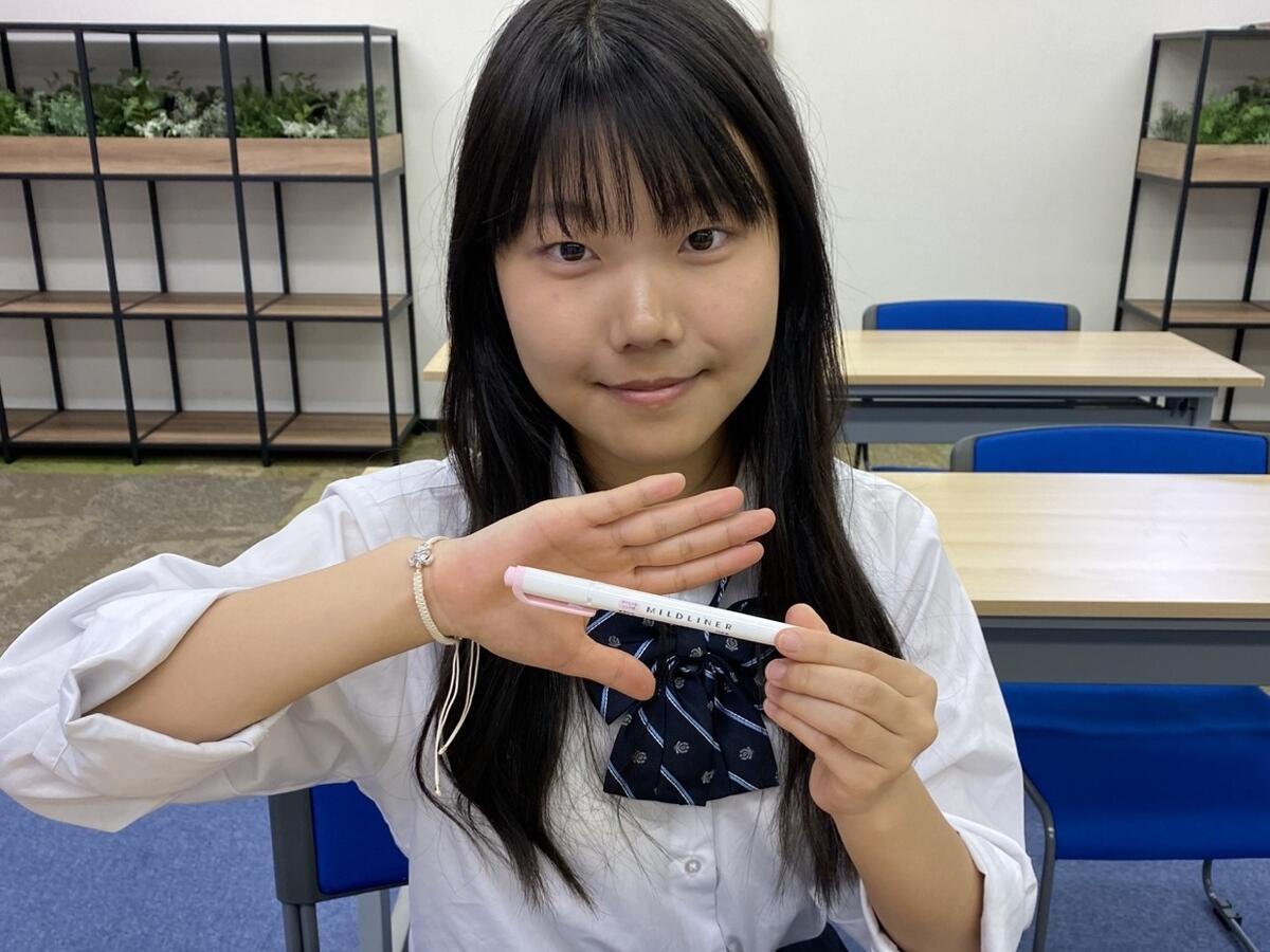 お気に入りのピンクのマーカーペンをYouTuberさながらのポーズで見せてくれた生徒