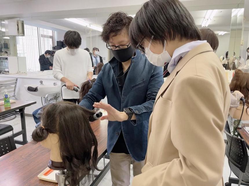 みらいの架け橋レッスン ヘアメイクの様子