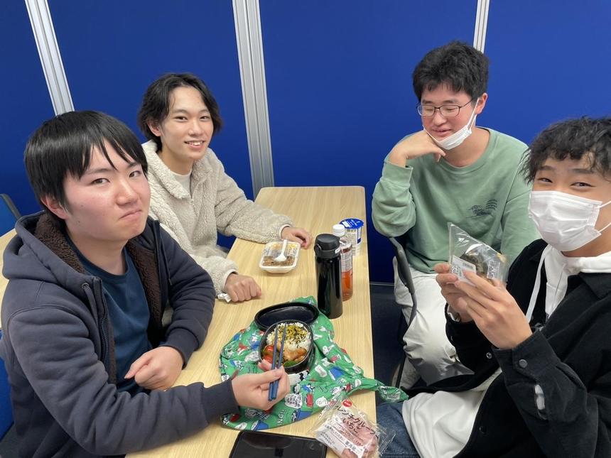 友人4人で昼食をとっている様子