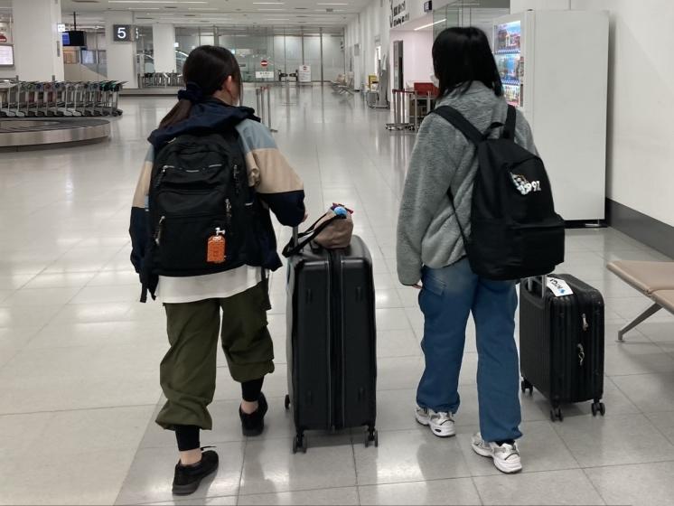羽田空港でのインタビューを終えて帰る二人。屋久島に行くときの荷物。