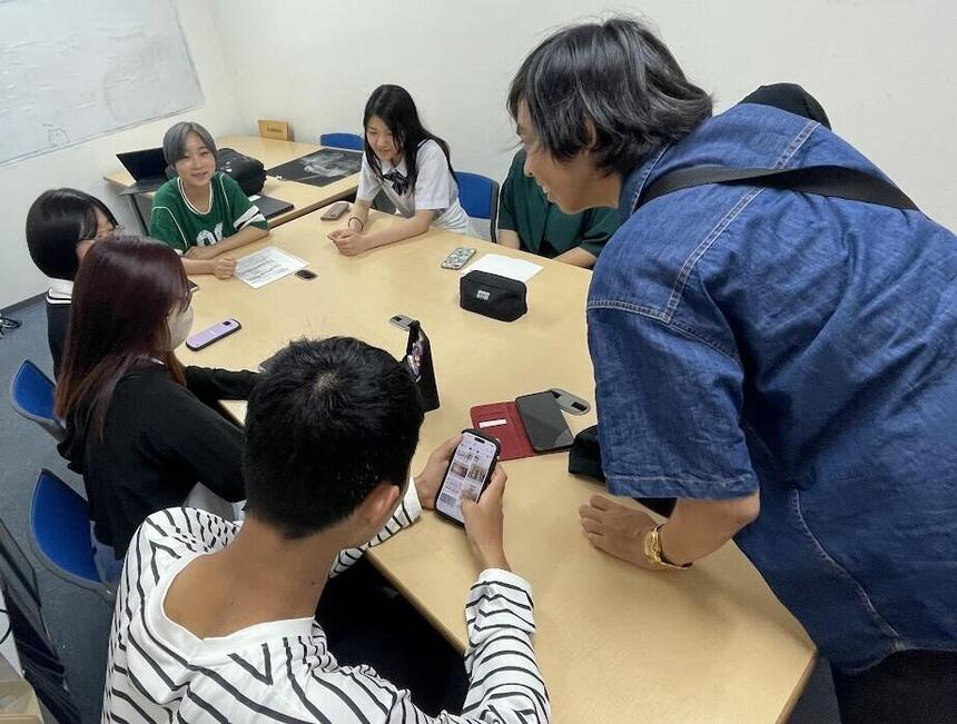 生徒みんなで会議をしている様子
