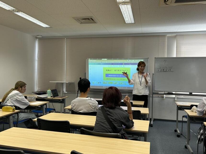 海外文化に触れる生徒と実体験をもとに海外について伝えるコーチ