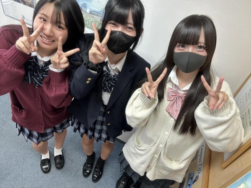制服をかわいく着こなす生徒3名