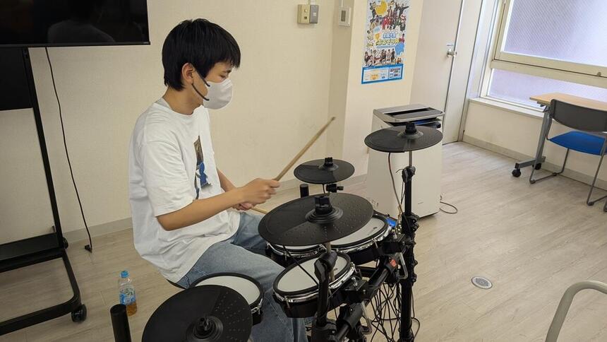 生徒がドラムを演奏している様子