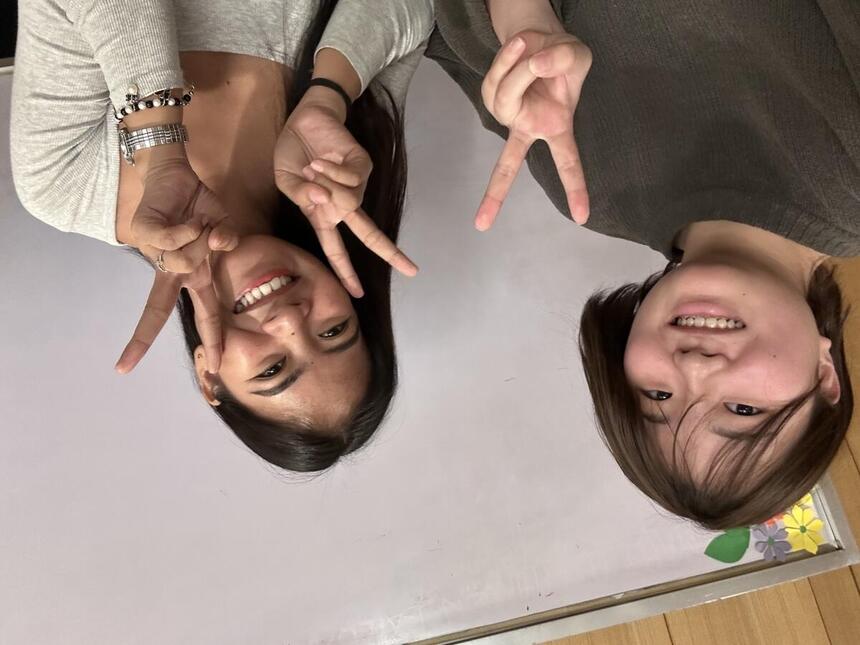 フィリピンスタディーツアーで行われている英会話レッスンの講師との笑顔がまぶしいツーショット。