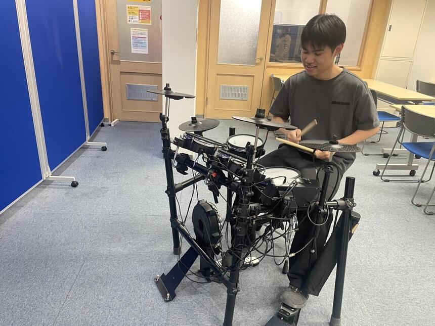 インタビュー生徒がドラムをたたいている様子