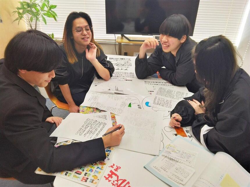 製作に取り組む生徒4人