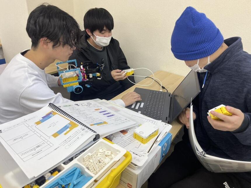 コース生3人で話し合っている様子