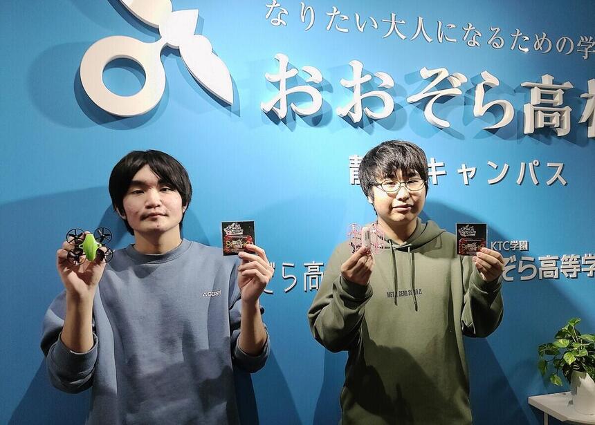 生徒二人がドローンを持っている様子