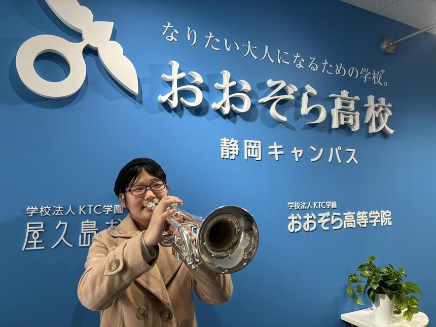 トランペットを持つ生徒