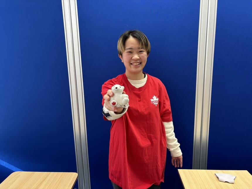 カナダでのお土産を身につける様子