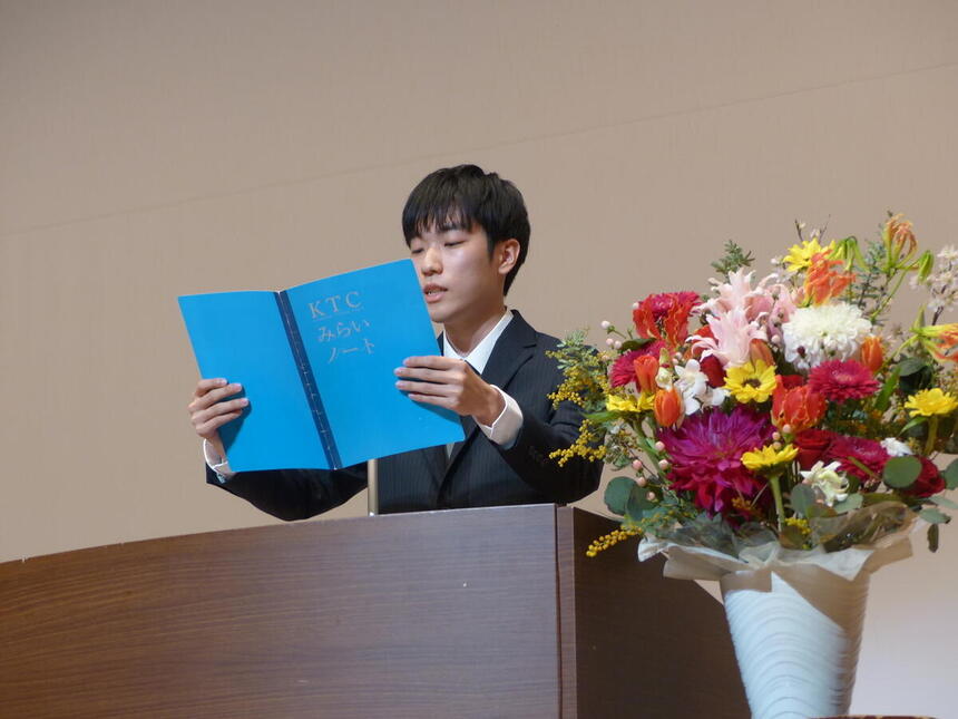 卒業生代表の言葉を述べている様子