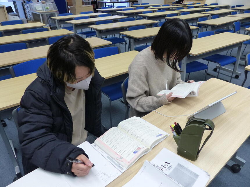 進学コースで勉強する二人の生徒