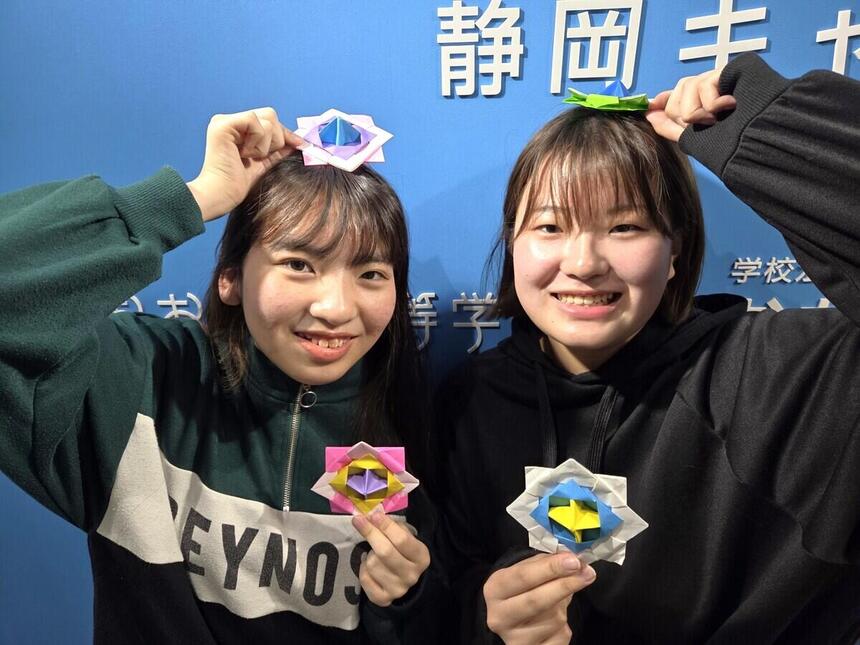 子ども・福祉コースの生徒二人が折り紙をもって笑顔で並んでいる写真