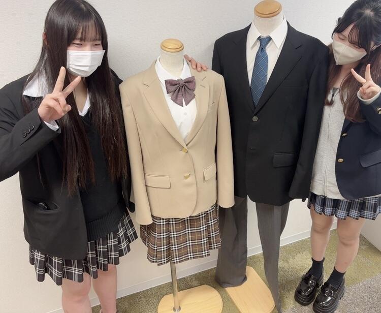 2人の女子生徒がキャンパスで制服を紹介している写真