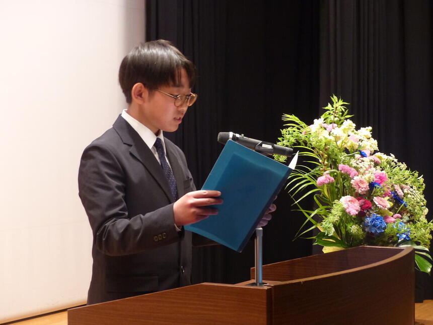 新入生代表挨拶している生徒の画像