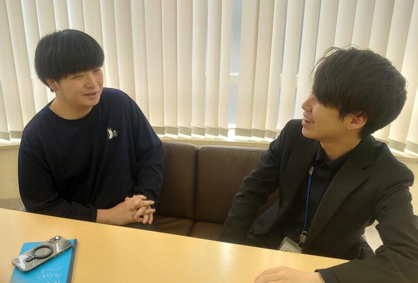 インタビューをするコーチと新入生生徒