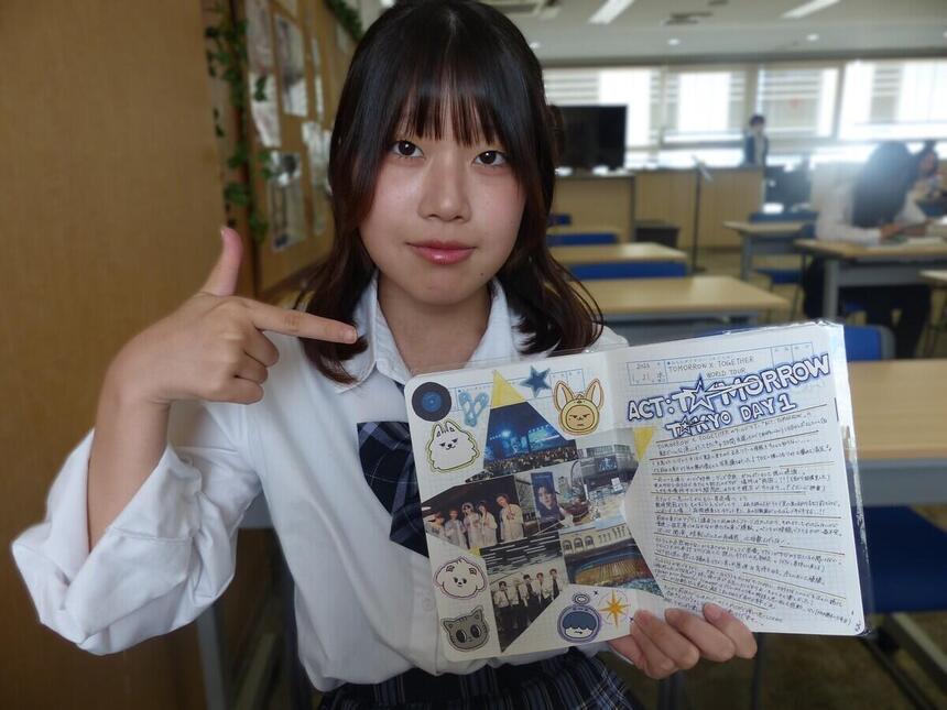 教室内でみらいノート®を持ってページを指さしている在校生の写真