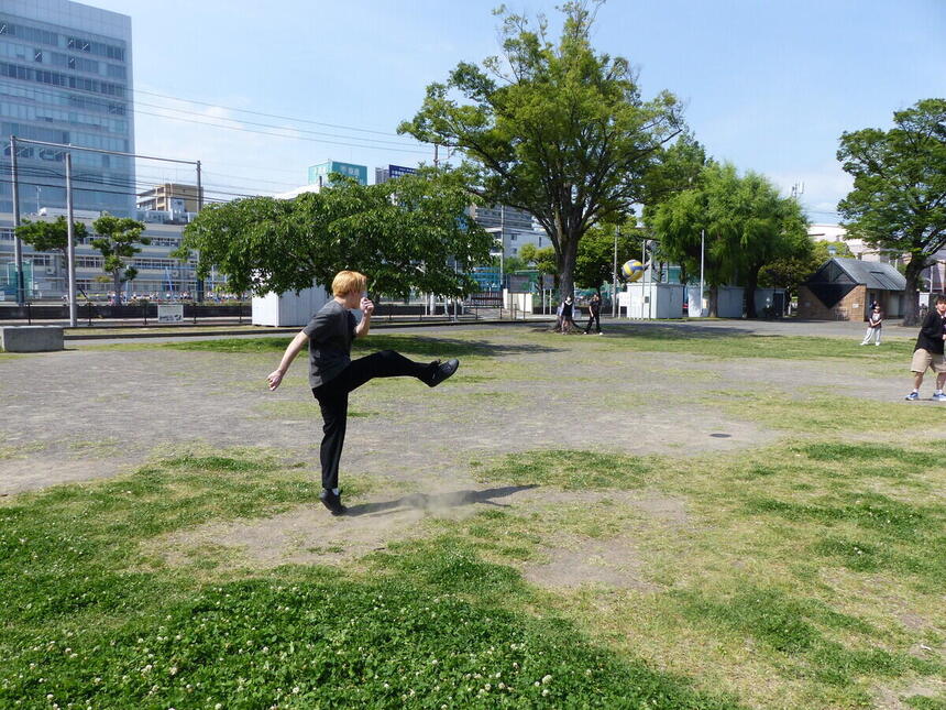 外でスポーツをしている生徒の様子