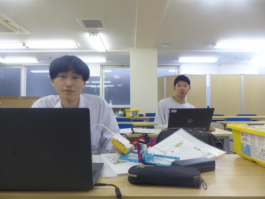 教室で生徒がプログラミングコースの授業をしている風景
