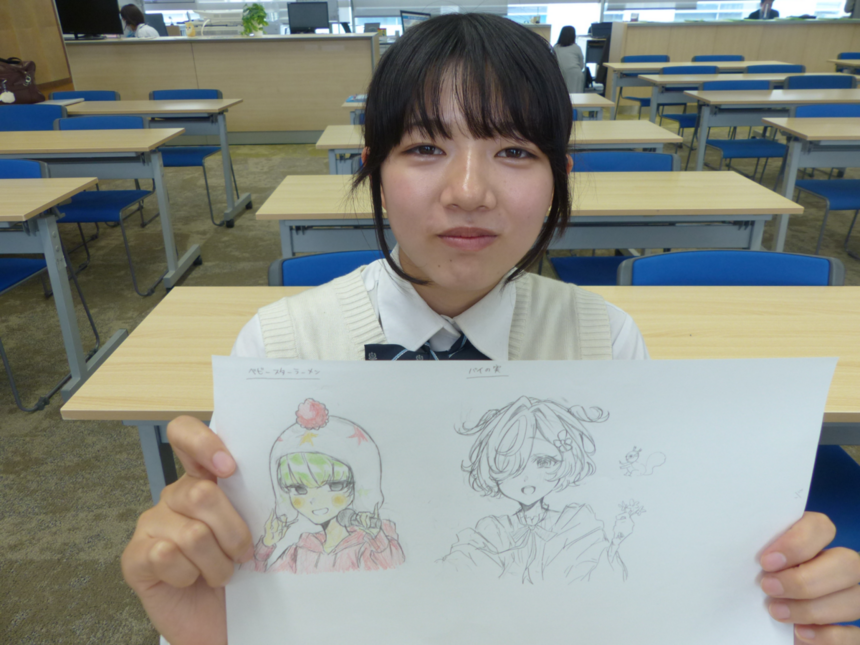 みらかけ「イラスト」で生徒が自分で描いた絵を持っている写真。