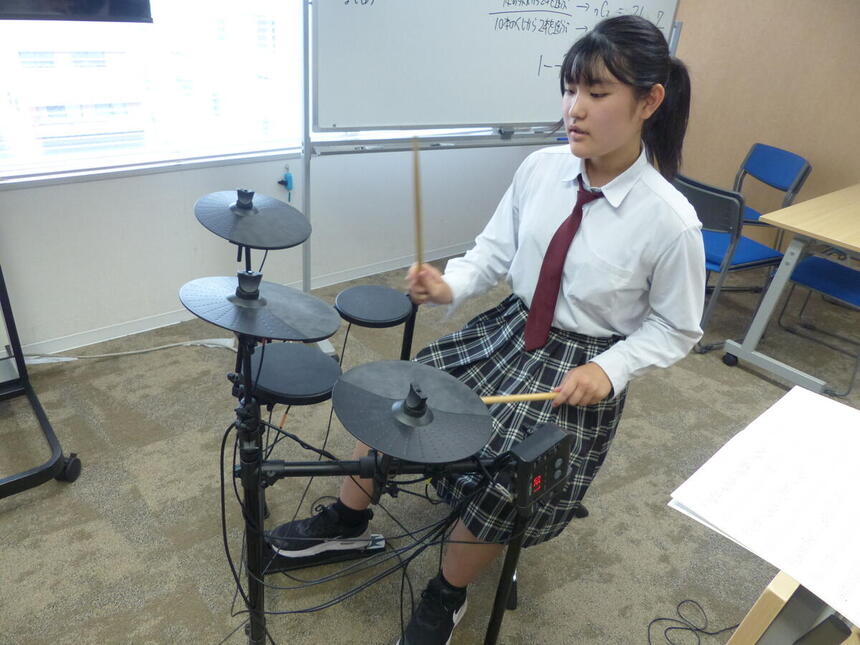 みらいの架け橋レッスン「ミュージック」に参加してドラムを練習する生徒