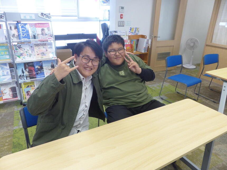 静岡キャンパスに在籍している1年生が在校生インタビューに答えてくれて1年生が寄り添っている写真