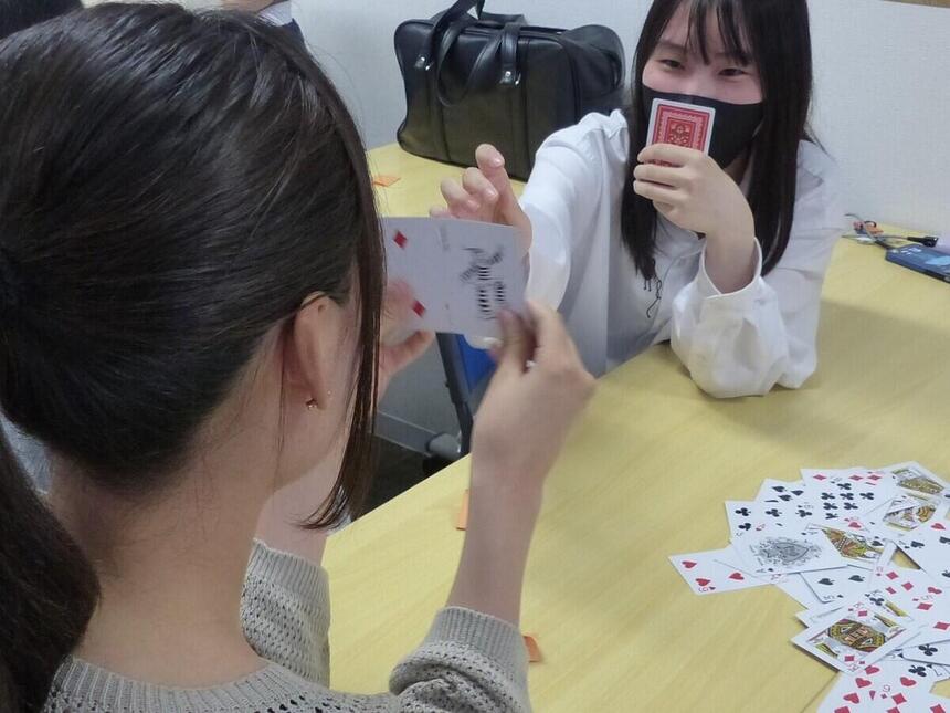 静岡キャンパスでのみらいの架け橋レッスン®で、それぞれのグループになって生徒がババ抜きをしている様子を撮影したもの。