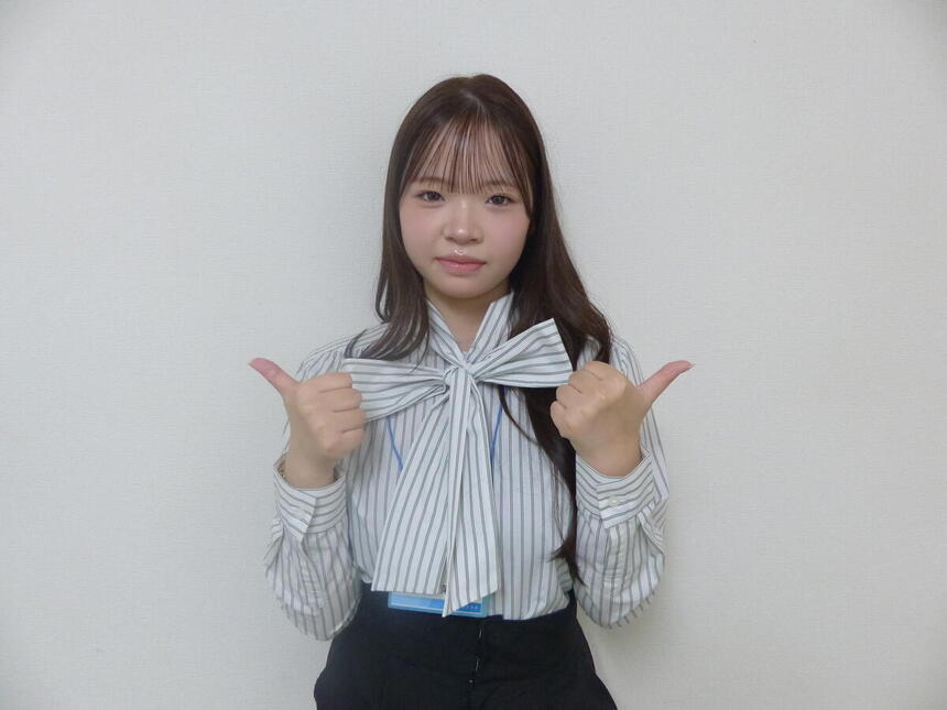 静岡キャンパスで昼休みにグッドポーズで写真を撮るまゆさん