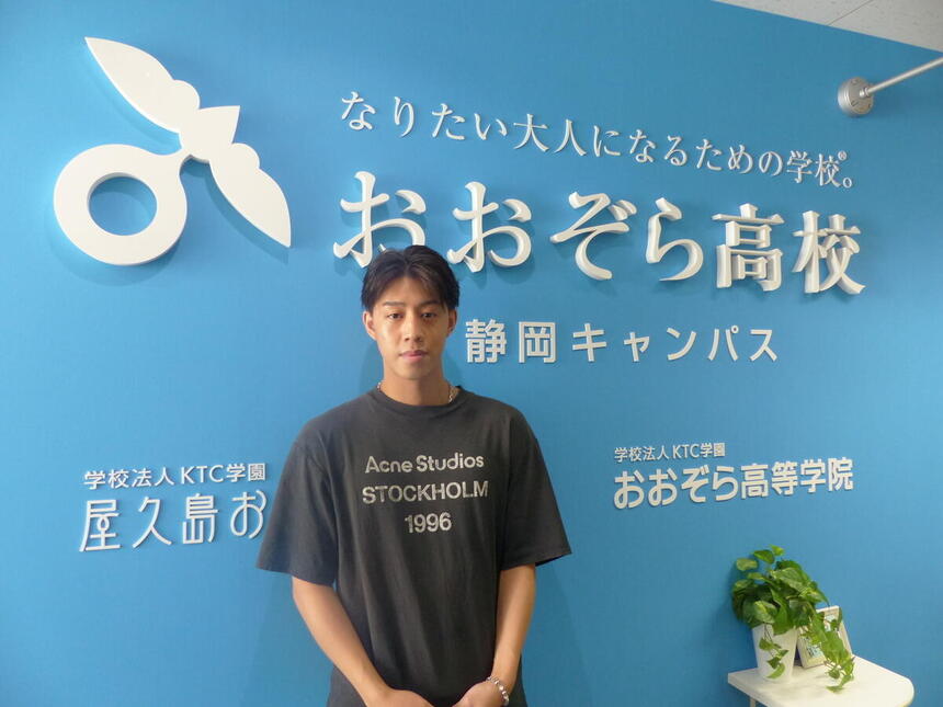 教室で9月末卒業予定者である生徒の立ち姿の画像