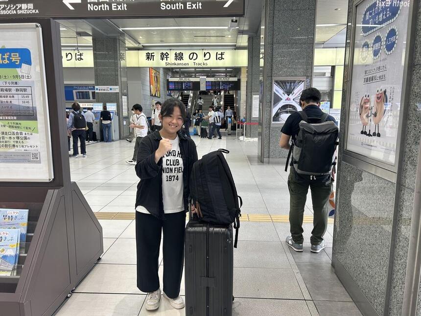 静岡駅前でこれからカナダに向かう生徒の様子