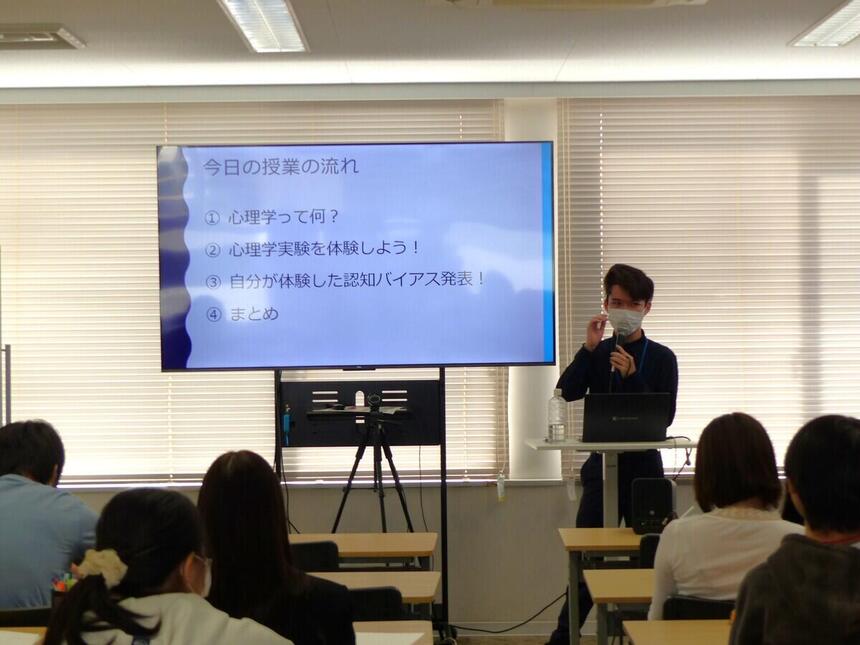 静岡キャンパスのコーチが心理学についてのオリジナル授業を開講している