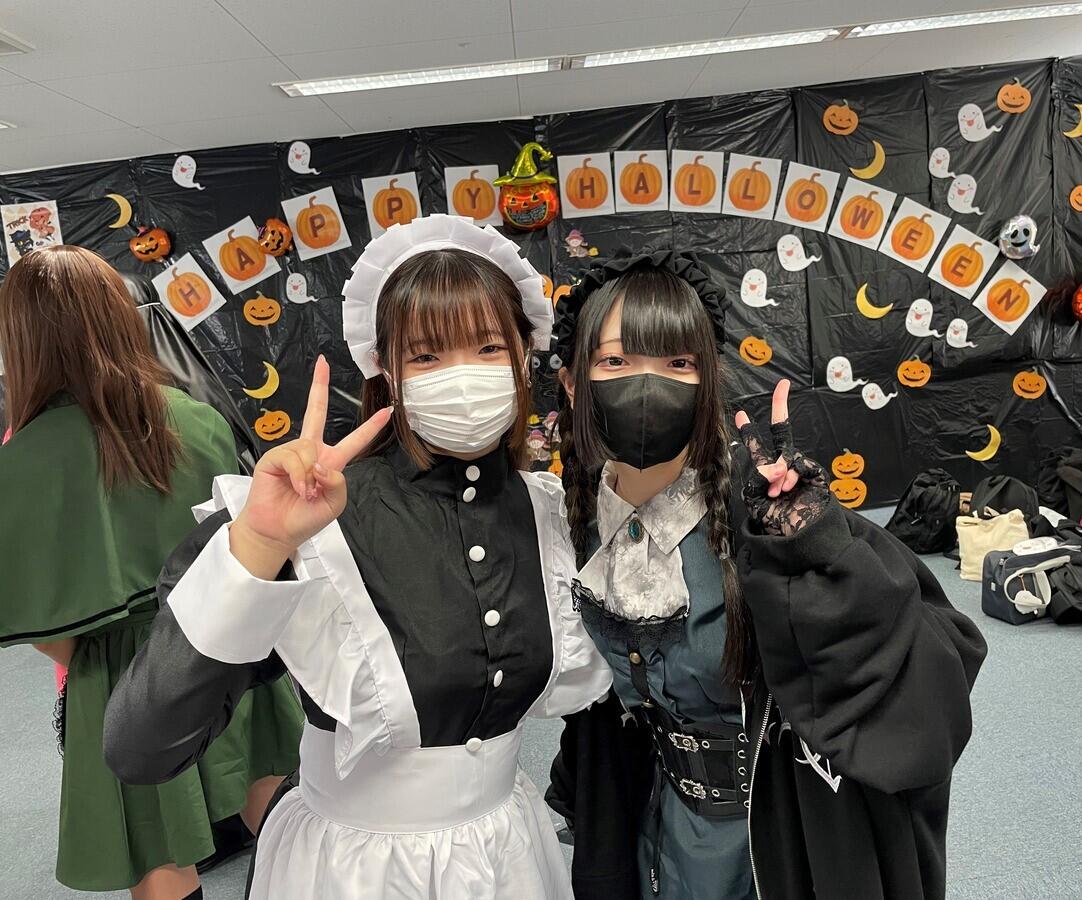 学院生活】ダンスに、弾き語りに、お菓子作り！ みんなで仮装しての