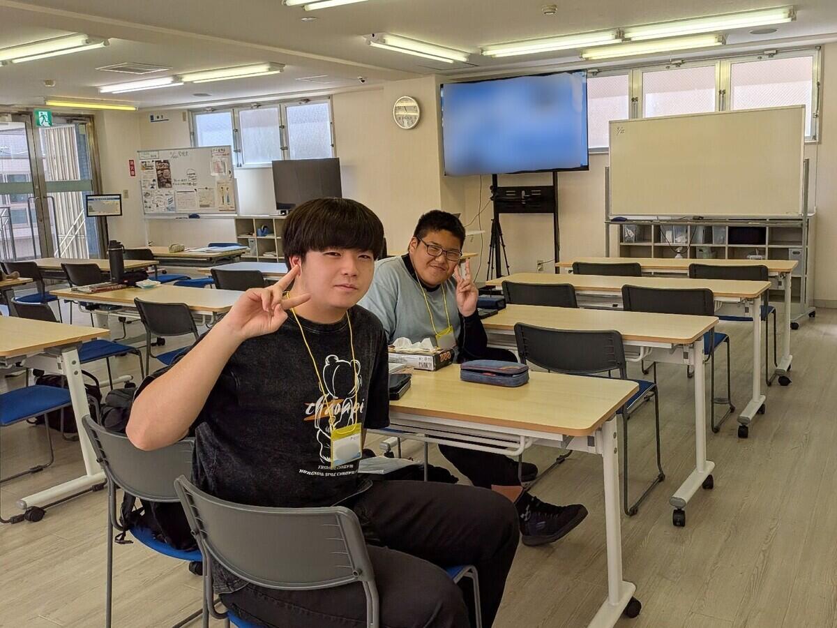 静岡キャンパス2号館で生徒がピースしている写真