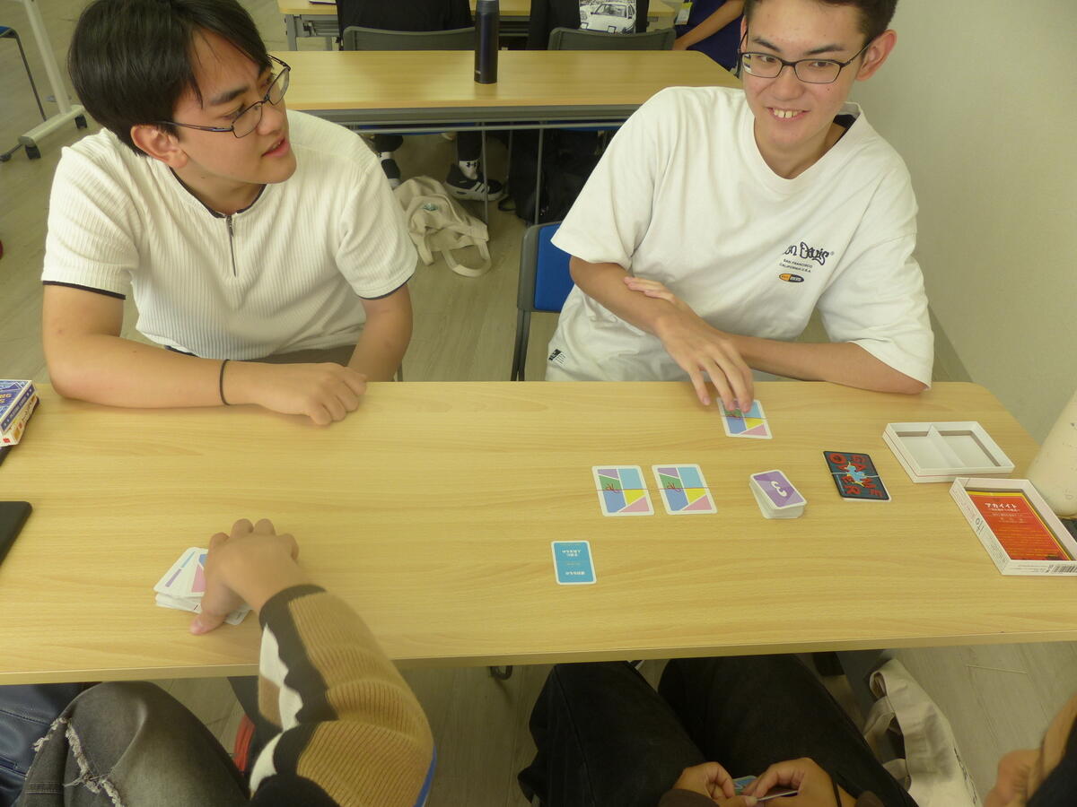 みらいの架け橋レッスン「ゲームワーク」に参加している生徒の様子