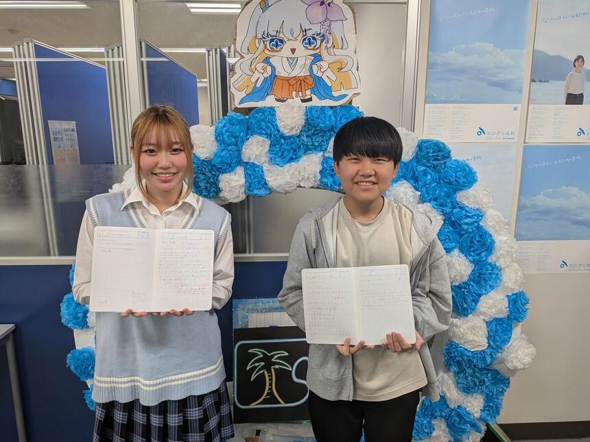 KTCみらいノート®を持った笑顔の生徒