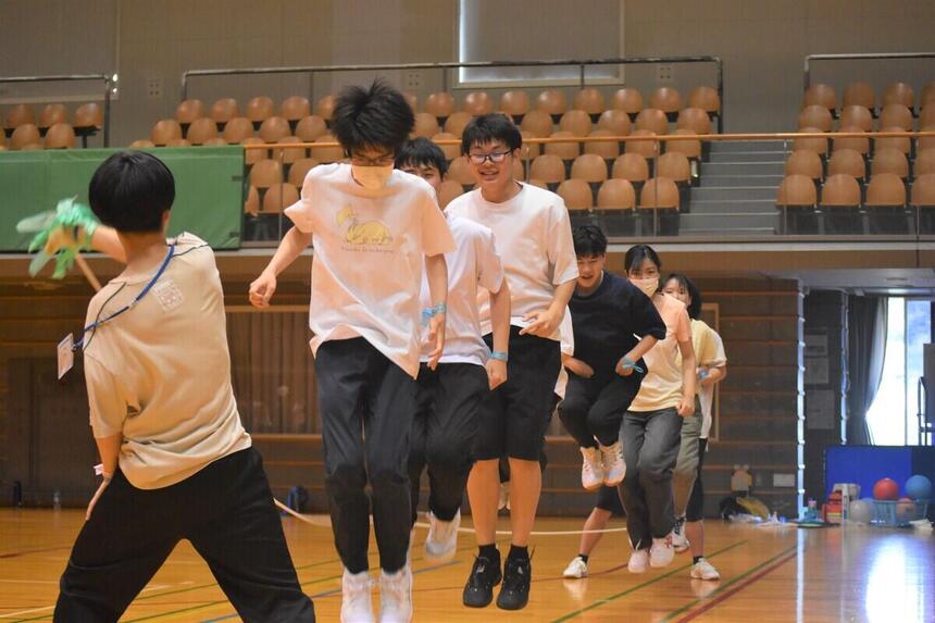 スポーツ大会で長縄に挑戦する生徒