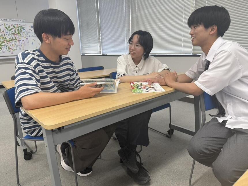 勉強している生徒の写真