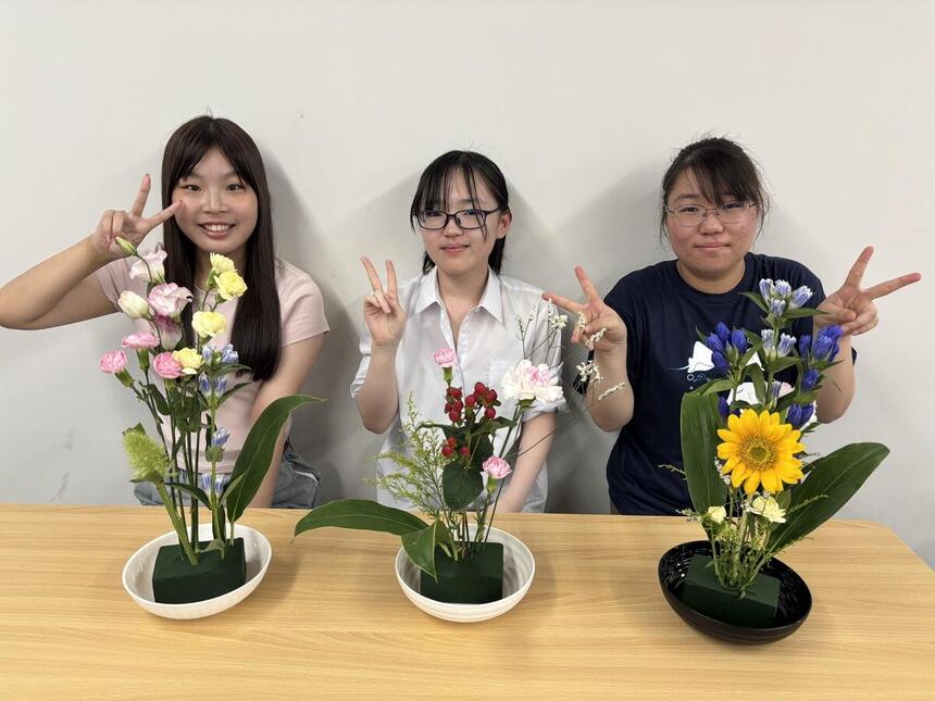 それぞれのいけばな作品と記念撮影する生徒♪