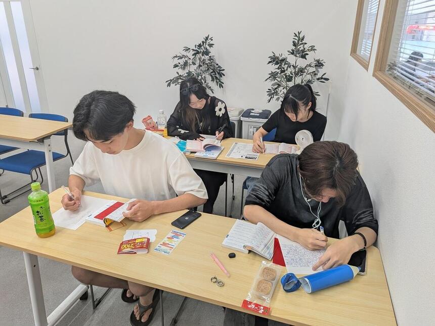 勉強している生徒