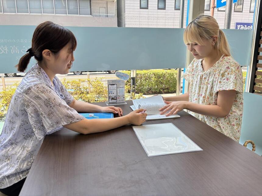 みらいノート®を見ながらコーチと生徒の面談
