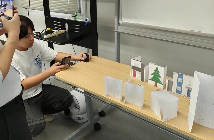 住環境でデザインについて学ぶ生徒