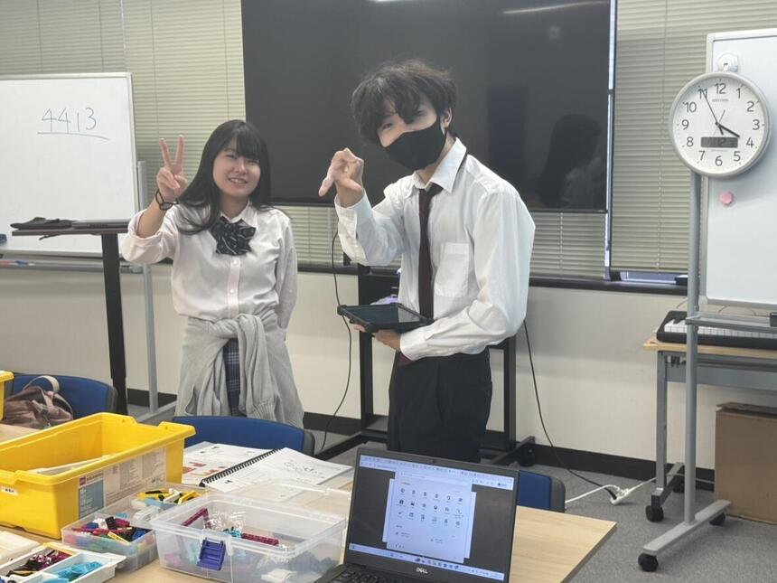 笑顔で頑張るプログラミングコース生徒