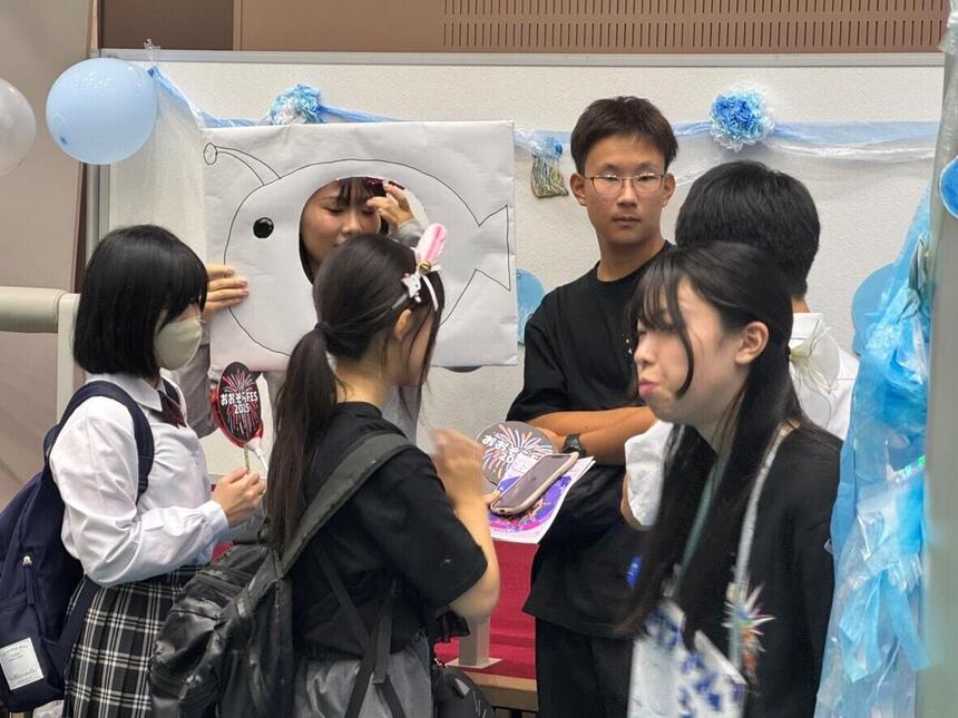 ブースで一生懸命に対応する生徒