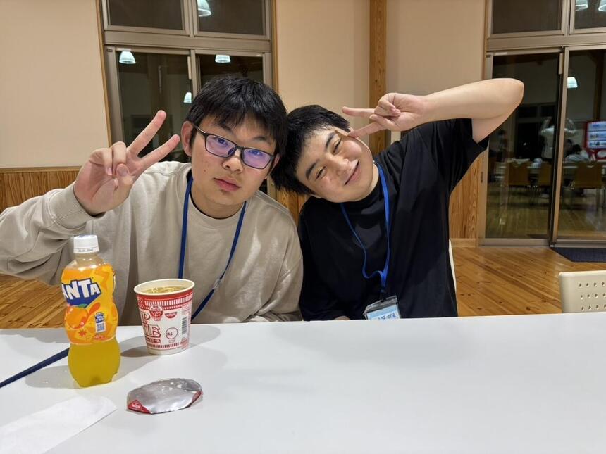 就寝前、食堂でほっこりしている生徒