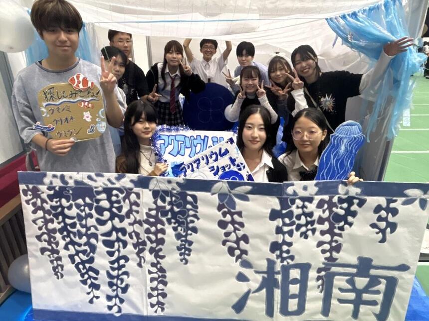 ブースで記念撮影する生徒